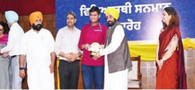 Chief Minister Bhagwant Mann felicitated Tariq Goyal who secured first position in Bathinda district in Class 10